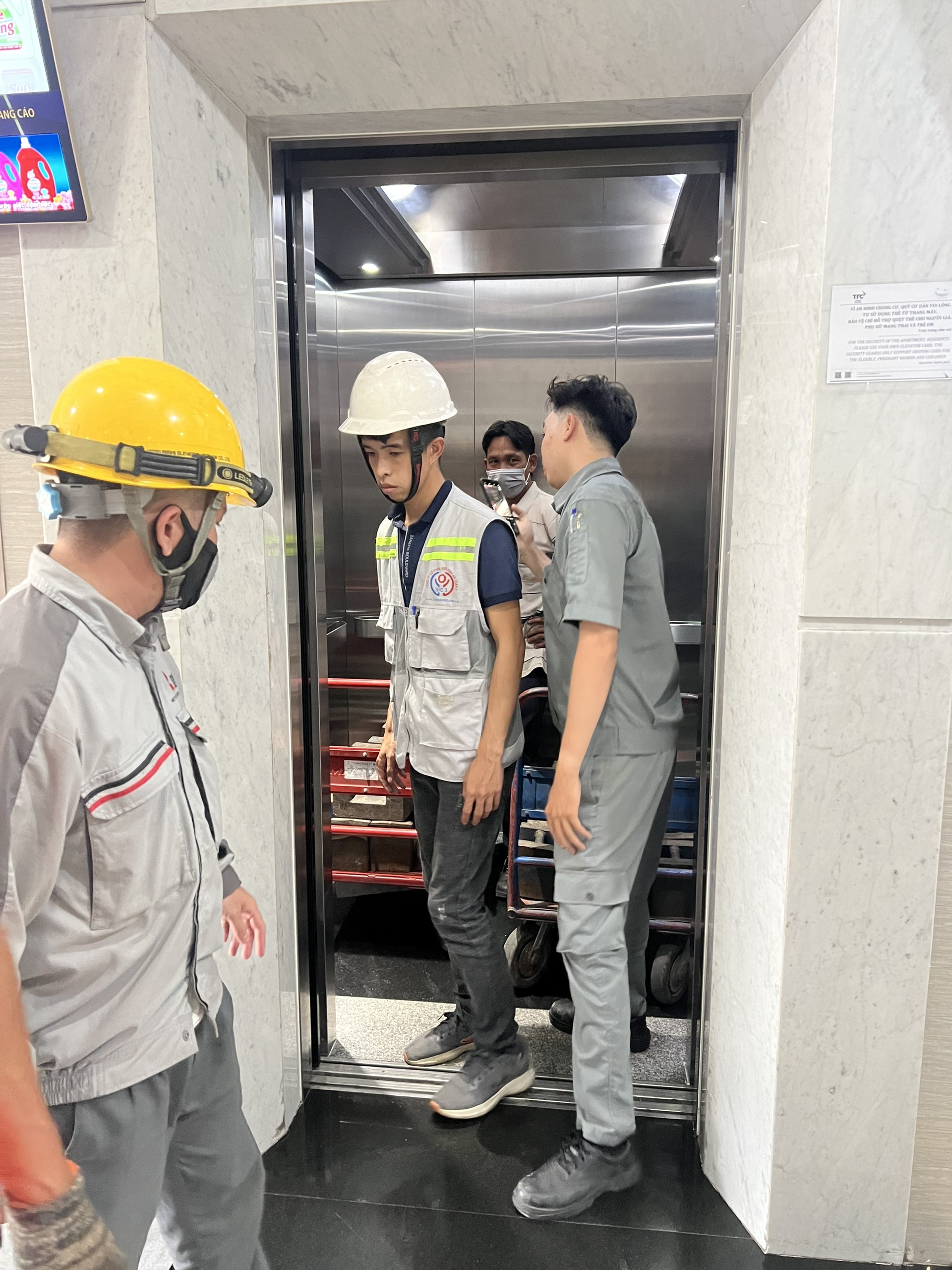 Thi thể nữ giúp việc kẹp đầu vào thang máy